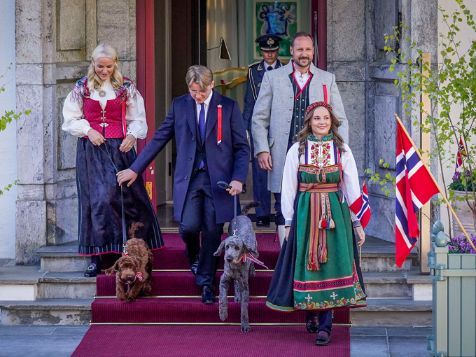 Kronprinsfamilien kommer ut for å hilse barnetoget i Asker. Foto: Lise Åserud, NTB
